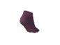 Chaussette de cheville violet foncé avec de subtiles rayures verticales.