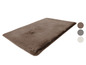 Un tapis moelleux en fausse fourrure de couleur brun foncé.