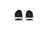 Chaussures de sport noires avec détails blancs et logo à l'arrière.