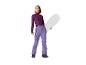 Femme en pantalon et haut de snowboard violets, tenant un snowboard blanc.