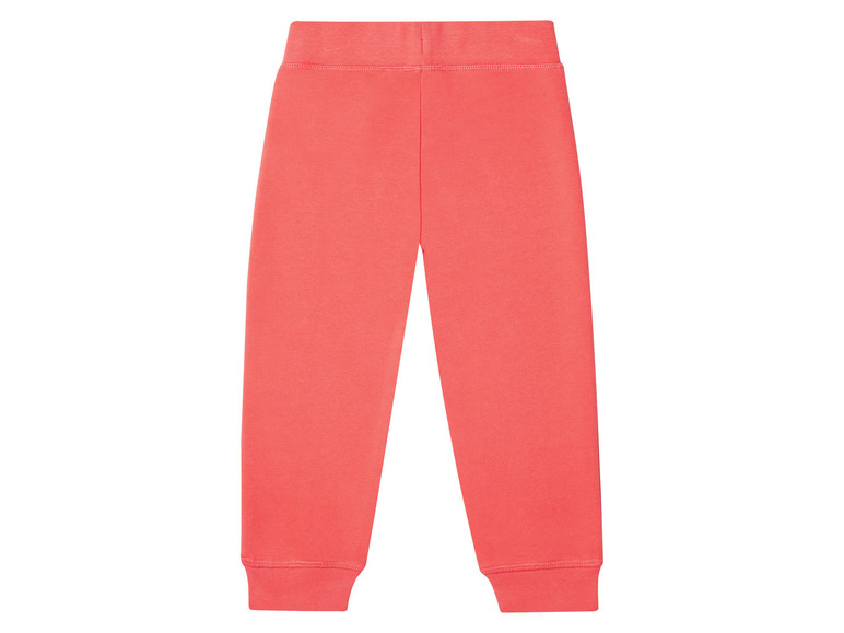 Un pantalon de survêtement rose.