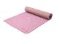 Tapis de yoga rose, partiellement roulé, avec surface texturée et code produit.
