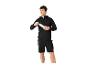 Sweat à capuche et short noirs avec inscription 'Start Now', homme tenant une gourde.