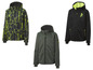 Trois vestes softshell à capuche en camouflage, vert et noir avec des accents jaunes.