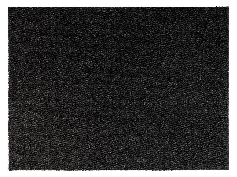 Un paillasson noir à texture rugueuse.