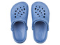 Deux paires de tongs bleues avec des trous