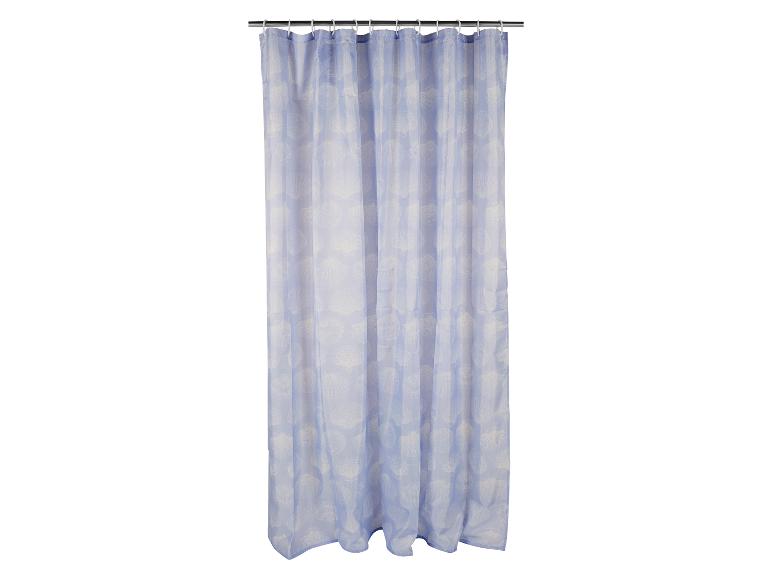 Rideau de douche bleu avec motif coquillages sur une tringle avec des anneaux blancs.
