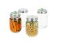 Quatre bocaux en verre, deux remplis de légumes marinés et deux vides, avec couvercles métalliques.