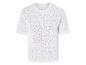 Chemise blanche en tricot à manches courtes avec un motif géométrique.