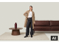 Femme en élégant manteau beige, t-shirt blanc et pantalon foncé dans un salon.