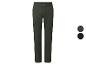 Pantalon cargo vert avec deux poches latérales.