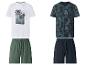 Deux ensembles t-shirt et short : un t-shirt blanc avec palmiers et short vert, et un t-shirt bleu foncé à motif tropical et short bleu foncé.