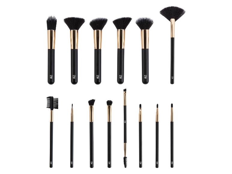 Un ensemble de pinceaux de maquillage noirs Cien de différentes formes.