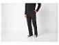 Pantalon noir avec logo LVE et baskets blanches.
