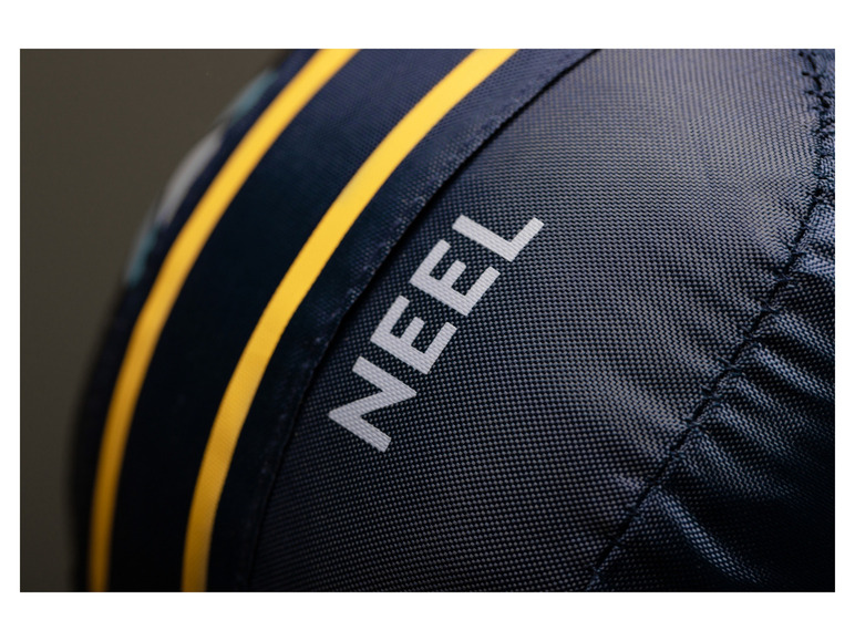 Gros plan sur un sac bleu foncé avec des rayures jaunes et le mot 'NEEL'.