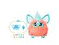 Un Furby rose et bleu avec des accessoires comme un peigne et un collier.