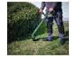 Homme utilisant un coupe-bordure dans le jardin.