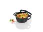 Une casserole noire avec un couvercle, remplie de pâtes et de légumes.