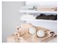 Deux boules de laine blanches sur une couverture beige.