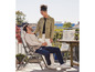 Un couple profite du soleil sur un balcon avec des chaises confortables.