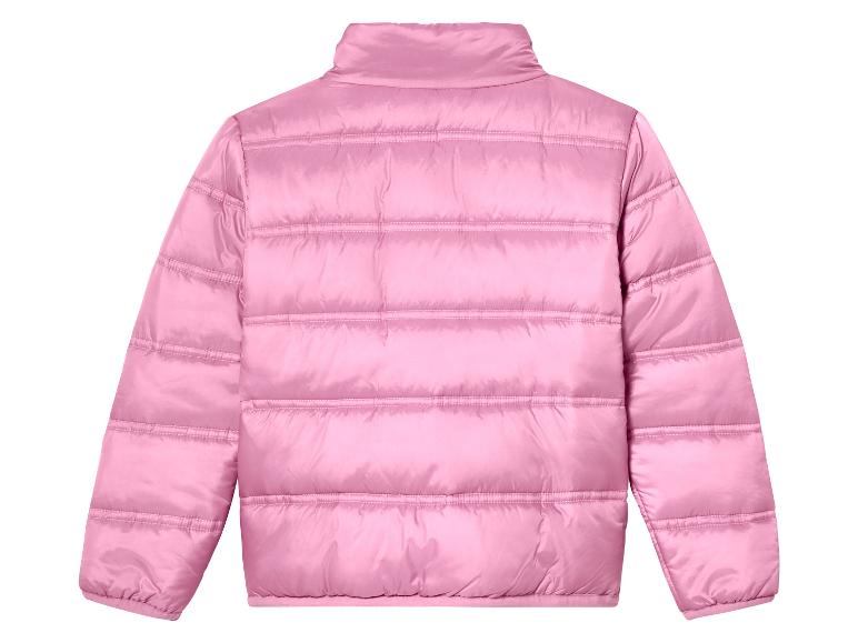 Une veste matelassée rose à manches longues.