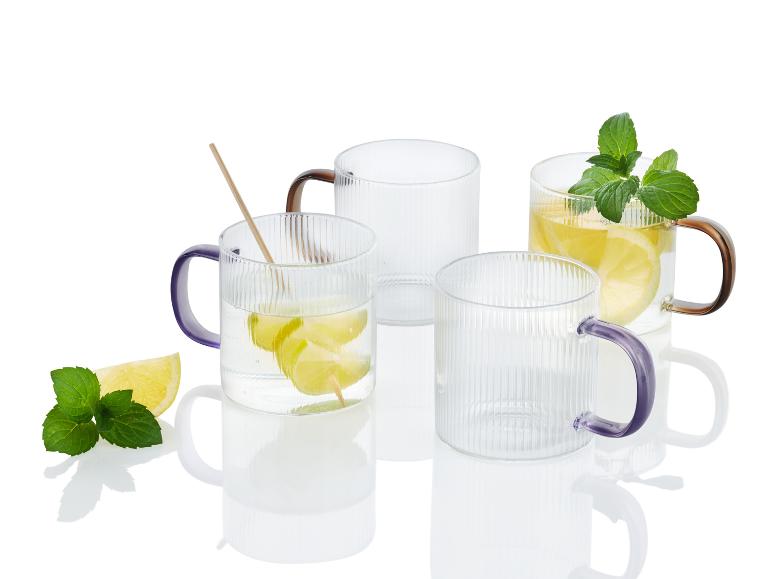Tasses en verre avec du citron et de la menthe