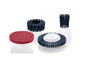 Trois brosses pour nettoyer la cuisinière, y compris une éponge à récurer.