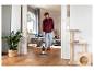 Homme nettoyant un sol en bois avec un nettoyeur de sols durs dans un salon.