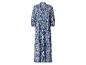 Robe longue bleue et blanche à motif ikat et manches trois-quarts.