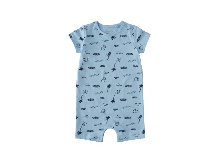 Barboteuse bébé bleu clair à manches courtes avec motif plage de palmiers, vagues et planches de surf.