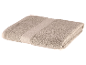 Une serviette éponge beige pliée.
