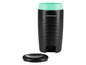 Un gobelet Gourmetmaxx noir avec un couvercle vert et un fond séparé.