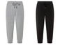 Deux paires de pantalons de survêtement, un gris et un noir.
