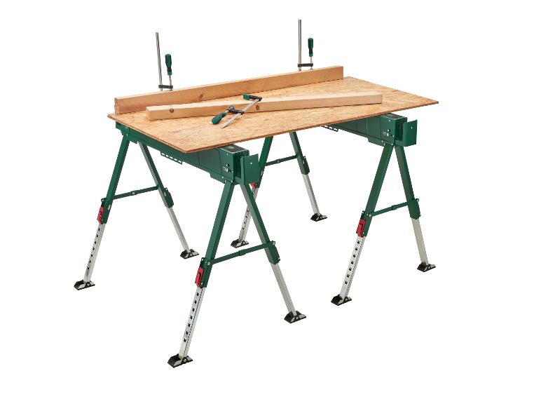 Table de travail avec plateau en bois et serre-joints sur fond blanc.