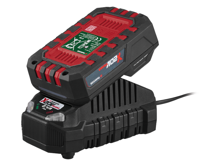 Batterie 20 V, 2,0 Ah sur un chargeur 2,4 A, avec étiquettes et indicateurs visibles.
