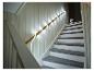 Le tuyau lumineux LIVARNO® Leuchtschlauch »The Renovator« éclaire la rampe d'escalier.
