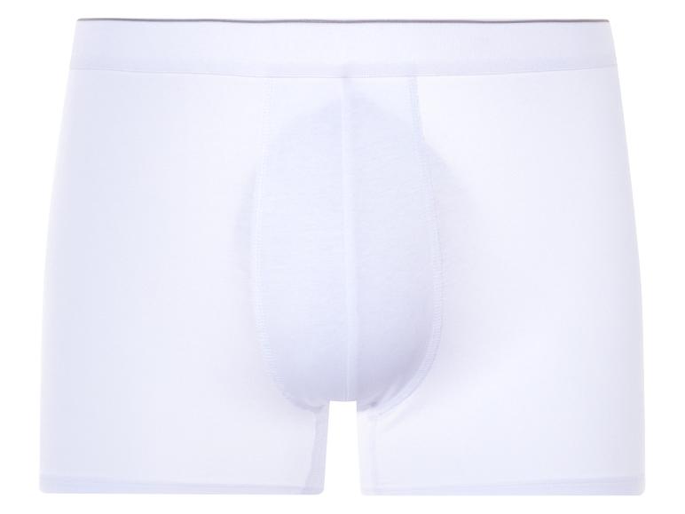Boxers blancs classiques.