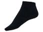 Une paire de chaussettes noires mi-bas.