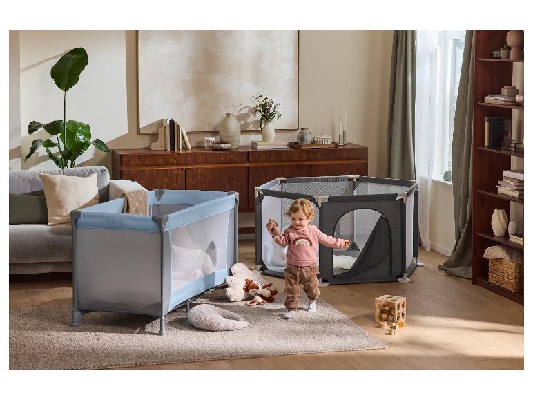 Parc pour bébé et lit de voyage LUPILU® dans un salon chaleureux avec un bambin
