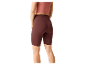 Femme portant un short de sport brun foncé.
