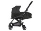 Une poussette Maxi-Cosi avec un berceau pour bébé.