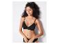 Une femme porte un soutien-gorge noir avec de la dentelle et une culotte noire.