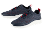 Une paire de baskets en maille bleu marine avec des détails rouges.