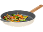 Poêle antiadhésive contenant des légumes grillés