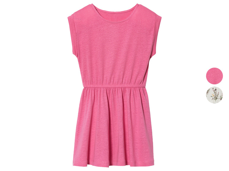 Une robe rose à manches courtes.