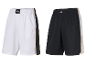Shorts de sport blancs et noirs avec des détails orange.