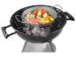 Grillades de légumes et champignons dans un barbecue avec un wok.