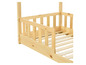 Un lit en bois avec une barrière latérale pour enfants.