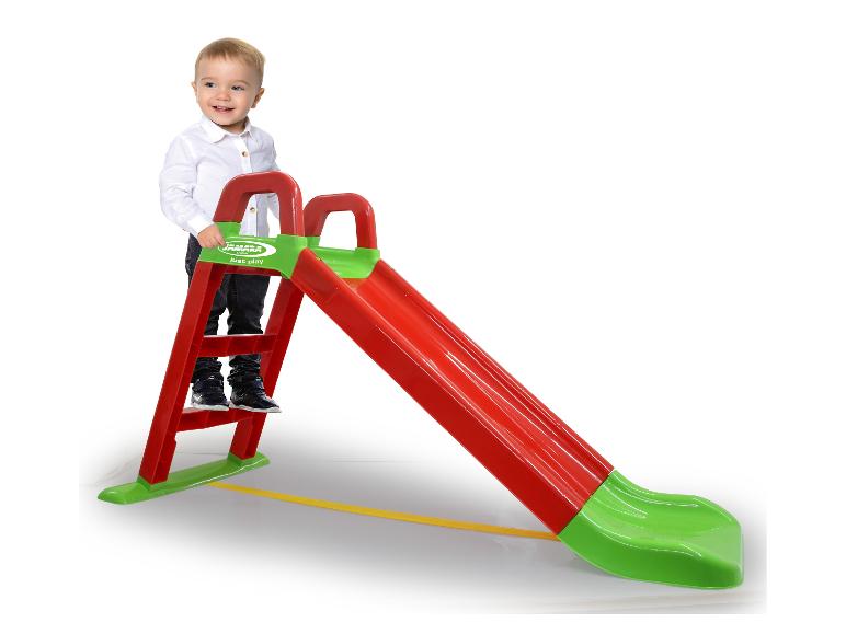 Un enfant joue sur un toboggan rouge et vert Jamara.