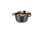 Une casserole noire avec des pâtes et des asperges sous un couvercle en verre.